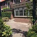 House With Sunny Garden Vakantiehuis