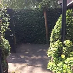 House With Sunny Garden Vakantiehuis