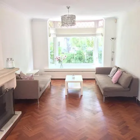 בית נופש House With Sunny Garden *