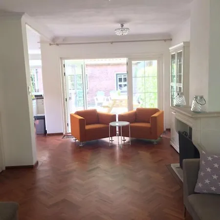 House With Sunny Garden בית נופש