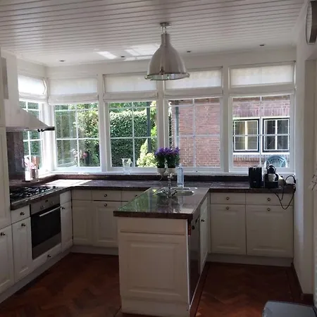 House With Sunny Garden بيت للعطل