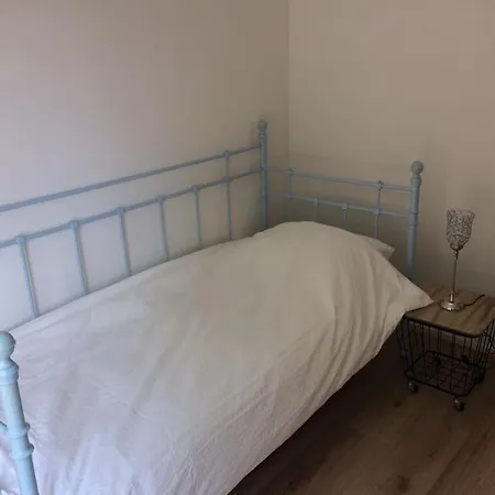 House With Sunny Garden بيت للعطل *