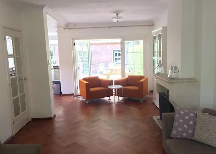 House With Sunny Garden بيت للعطل