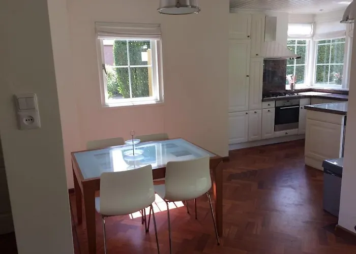 House With Sunny Garden * روتردام