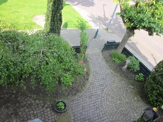 House With Sunny Garden Feriehus