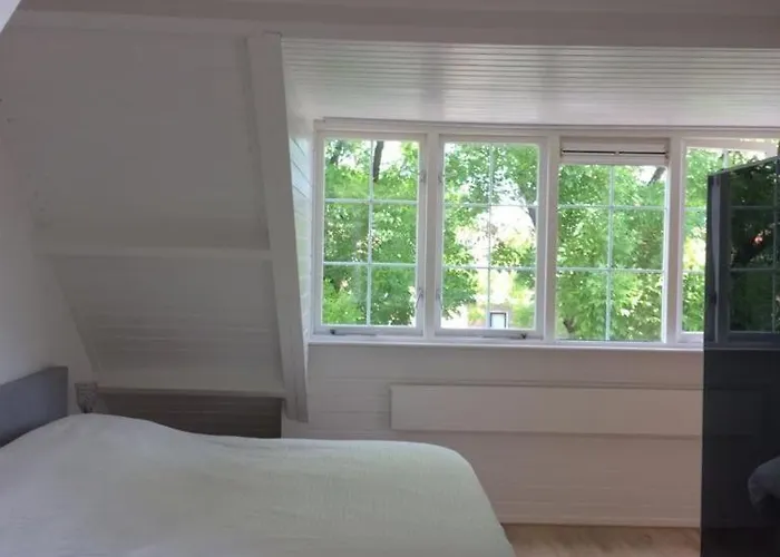 House With Sunny Garden بيت للعطل روتردام