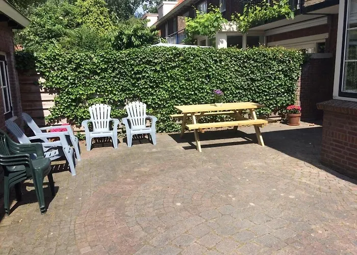 House With Sunny Garden بيت للعطل