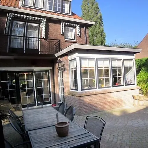 House With Sunny Garden Feriehus