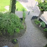 House With Sunny Garden Feriehus
