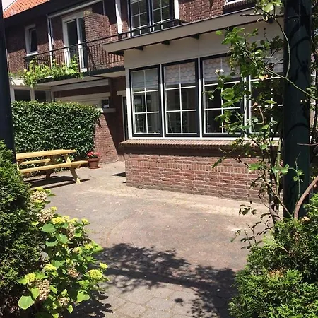 House With Sunny Garden Дом отдыха