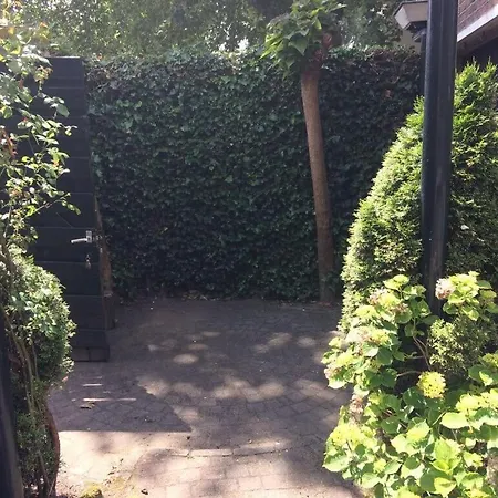 House With Sunny Garden Σπίτι διακοπών